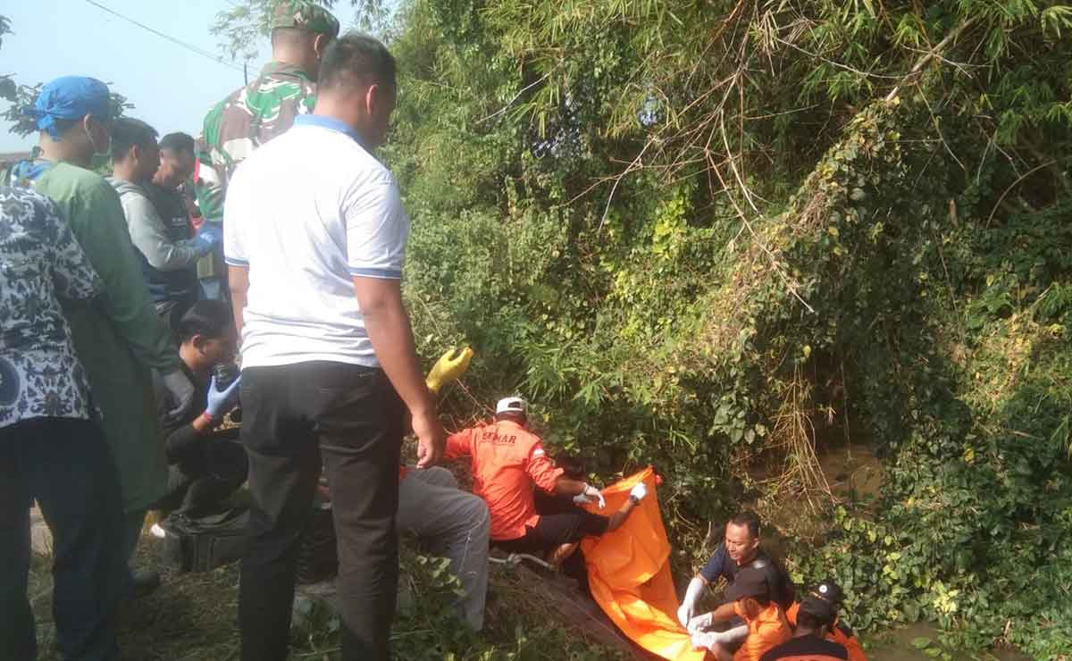 Petugas saat mengevakuasi mayat yang gegerkan warga Dusun Sumberwinong, Desa Kedungpari, Kecamatan Mojowarno, Jombang.