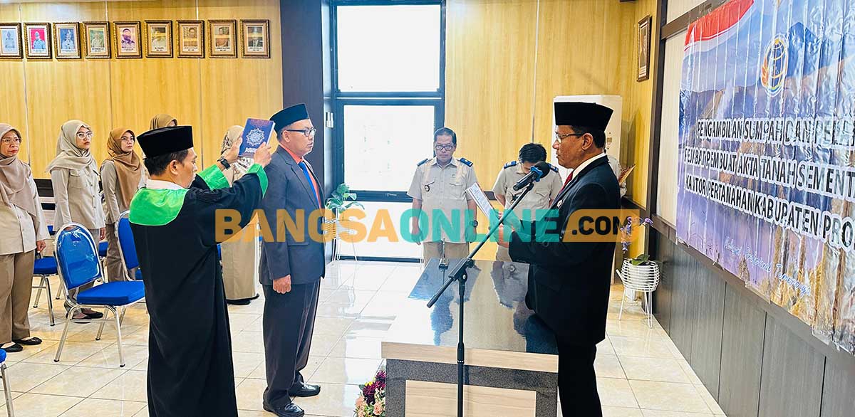 Kepala Kantah Kabupaten Probolinggo saat melantik Camat Paiton sebagai PPATS. Foto: ANDI SIRAJUDIN/BANGSAONLINE