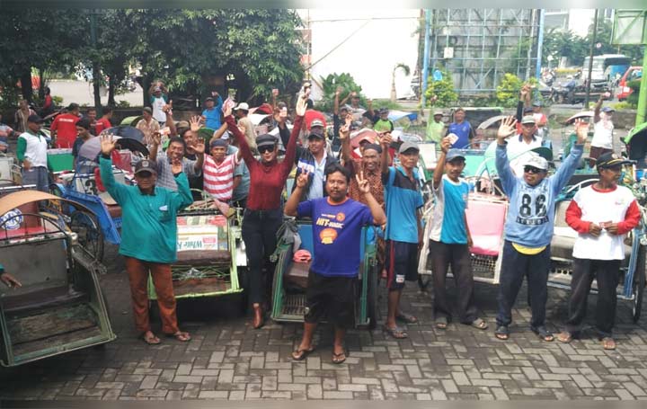 Lara Silvy ketika foto bersama dengan tukang becak usai bagi-bagi sedekah.