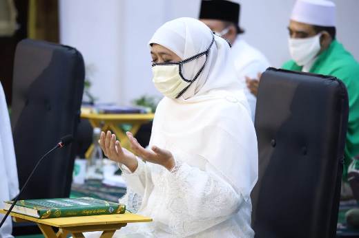 Gubernur Jawa Timur Khofifah Indar Parawansa saat Khotmil Quran dalam peringatan Nuzulul Quran di Gedung Negara Grahadi Surabaya, Sabtu (9/5/2020) malam. foto: ist/ bangsaonline.com
