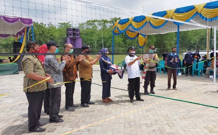 Kasi PSKBS Dinsos Jatim bersama Kepala Desa Solokuro saat meresmikan lapangan voli.