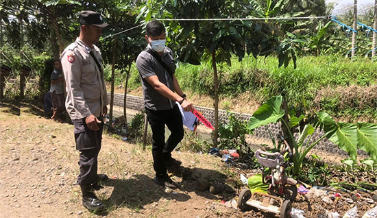 Petugas saat menunjukkan lokasi balita yang meninggal terjebur ke sungai di Kecamatan Siliragung, Banyuwangi.