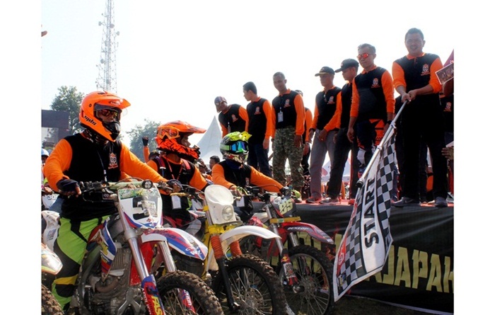 Wabup Pungkasiadi ketika memberangkatkan peserta Adventure Trail.