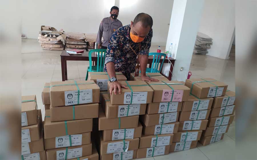 Petugas KPU saat mengecek surat suara yang sudah datang.
