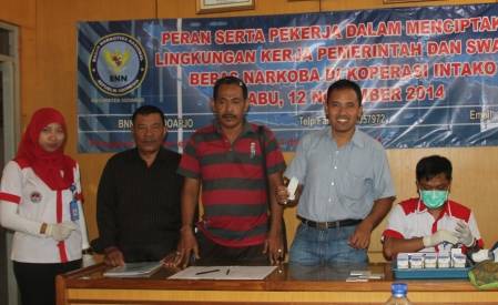 CEGAH NARKOBA – Pengurus Koperasi Intako dan personil BNN Sidoarjo saat sosialisasi bahaya narkoba, Rabu (12/11/2014). foto istimewa