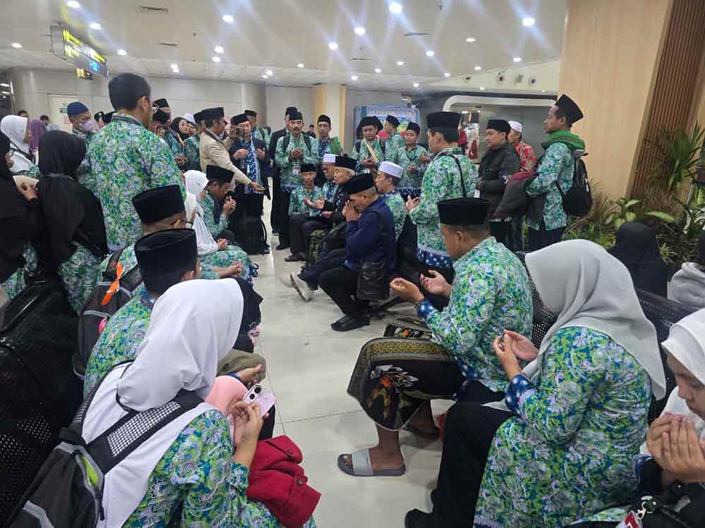 Prof Dr KH Asep Saifuddin Chalim, MA, memimpin doa di bandara Juanda sesaat menjelang bertolak ke tanah suci Makkah dan Madinah, Ahad (4/1/2025). Foto: Bangsaonline.