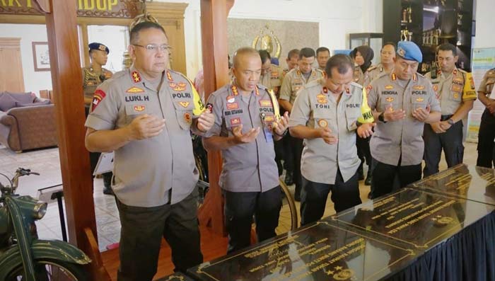 Kapolda Jatim Irjen Drs. Luki Hermawan M.Si saat memanjatkan doa usai menandatangani keempat prasasti, didampingi Wakapolda Jatim Brigjen Toni Harmanto M.H., dan Kapolrestabes Surabaya Kombes Rudi Setiawan.