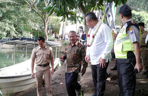 Menteri Desa, PDT dan Transmigrasi, Eko Putra Sandjaya, BSEE, MBAA saat berkunjung ke Hutan Bambu Boon Pring Andeman.