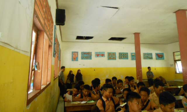 MENGKHAWATIRKAN: Kondisi plafon salah satu ruang kelas SMPN 1 Sarirejo, Lamongan. foto: nurqomar/ BANGSAONLINE