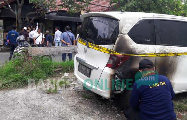 Kondisi rumah dan mobil milik Ketua DPD PAN Gresik, Khamsun, usai dilempar bom molotov. foto: SYUHUD/ BANGSAONLINE