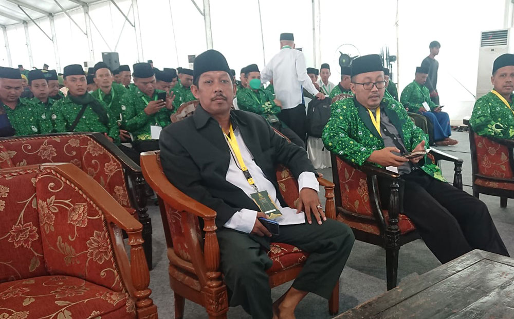 Ketua PW Pergunu Jatim Ahmad Sururi (jas hitam) saat berada di Arena Kongres III Pergunu. foto: SULTHON/  BANGSAONLINE