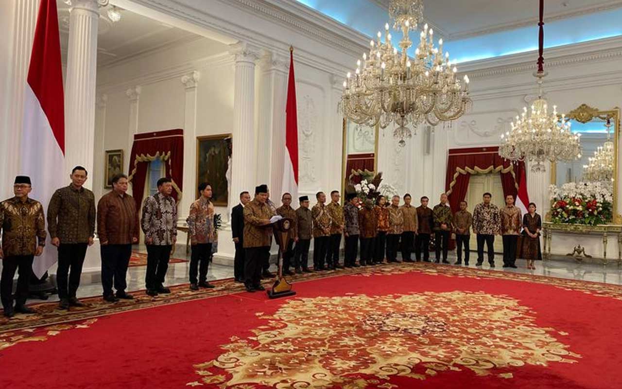 Para menteri Kabinet Merah Putih periode 2024-2029 yang dipanggil satu per satu oleh Presiden Prabowo Subianto di Istana Merdeka, Jakarta Pusat, Minggu (20/10/2024). Foto: Kompas.com