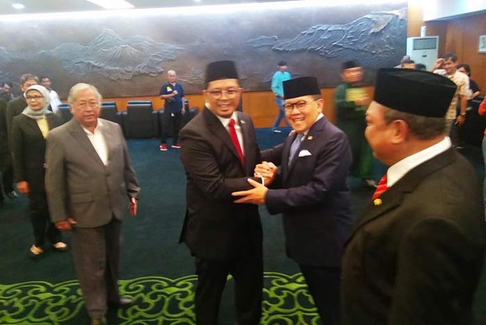 Wakil Ketua MPR RI, Mahyudin, memberi ucapan selamat kepada Eddy Kuntadi usai pengucapan sumpah sebagai anggota MPR RI. foto: istimewa