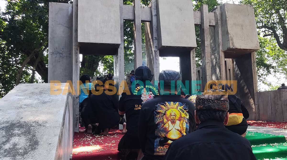 Salah satu prosesi ritual di Petilasan Sri Aji Jayabaya, Kediri. Foto: MUJI HARJITA/BANGSAONLINE
