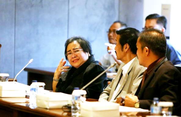 Rachmawati Soekarnoputri (kiri) menangis saat memberikan penjelasan di Gedung DPR, Senayan, Jakarta, Selasa (10/1). foto: merdeka.com