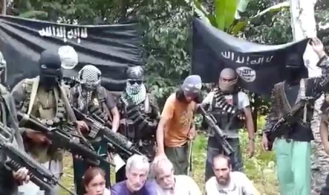 Kelompok Militan Abu Sayyaf bersama sanderanya.