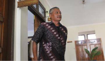 Istanto Winoto, satu dari tiga tersangka kasus dugaan korupsi pengadaan lumbung pangan dan lantai jemur. Foto: Soewandito/BANGSAONLINE