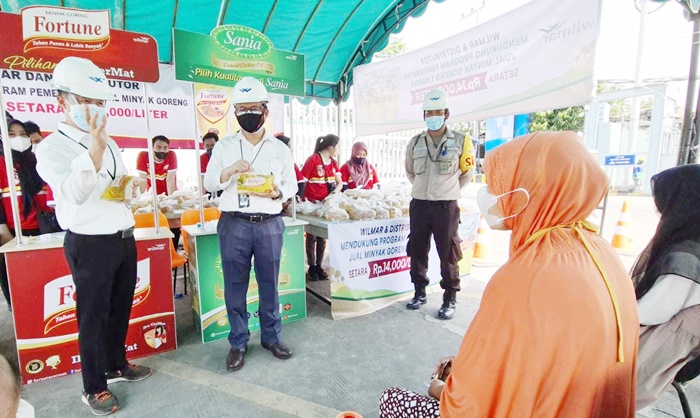 General Affair PT Wilmar Nabati Indonesia, Andy Mahmud (kiri) dan Unit Business Head PT Wilmar Nabati Indonesia, Ridwan Brandes memberikan edukasi kepada masyarakat agar tidak panik dan berlebihan dalam membeli minyak goreng. foto: SYUHUD/BANGSAONLINE