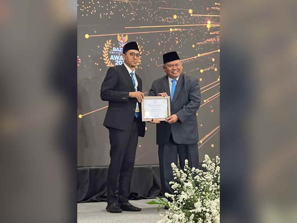 Ketua Baznas Kabupaten Sidoarjo, M Chasbil Aziz Salju Sodar (kiri) saat menerima Baznas Award 2025. (Ist)