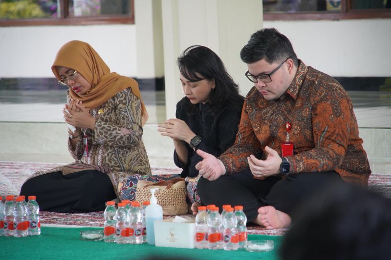 upati Kediri Hanindito Himawan Pramana saat berdoa didampingi istrinya dan Wakil Bupati Kediri Dewi Mariya Ulfa. (Ist).