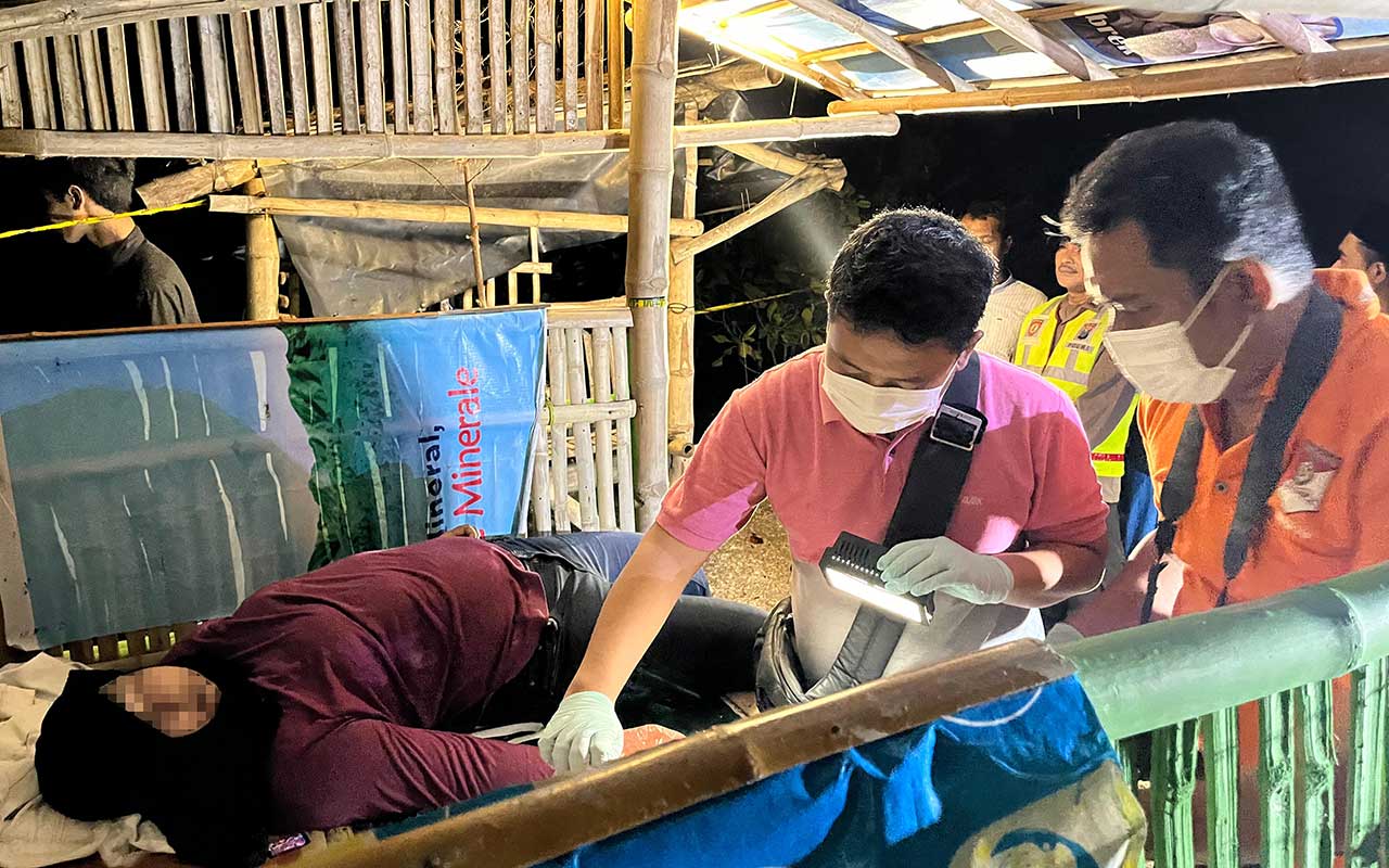 Jenazah korban saat diidentifikasi oleh anggota kepolisian di Pantai Cemara Mangrove Tuban.