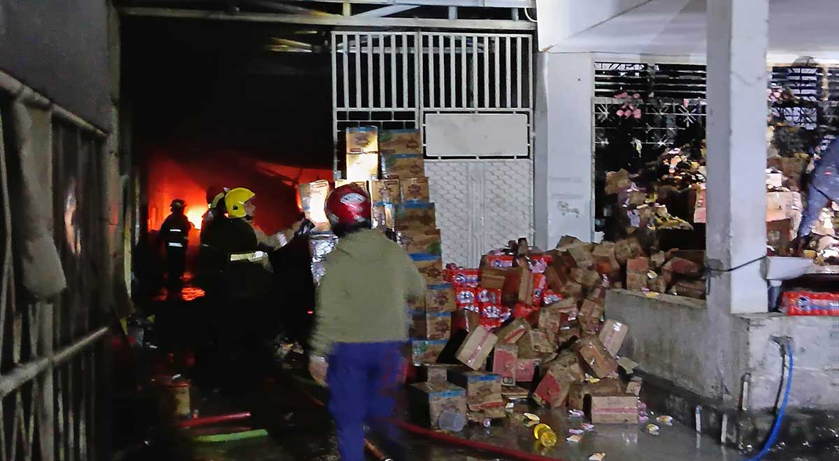 Petugas saat berusaha memadamkan api yang membakar gudang kertas di Jalan Dr. Sutomo, Kota Kediri. Foto: Ist