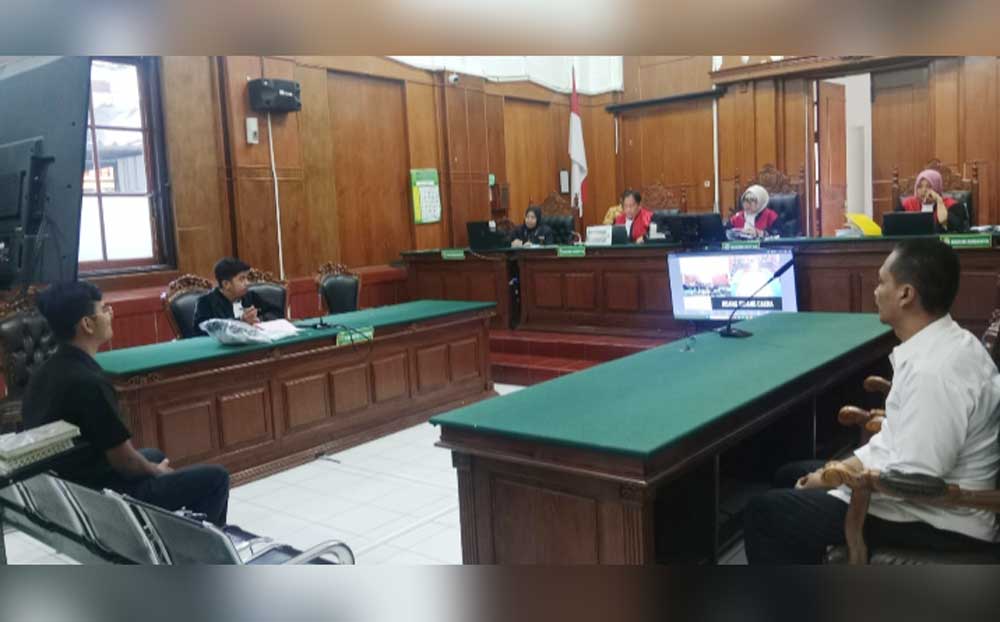 Sidang lanjutan kasus pencurian uang Rp76.732.900 di kantor ekspedisi Ninja Express Jalan Demak dengan terdakwa Putra Setya Bakti di PN Surabaya.