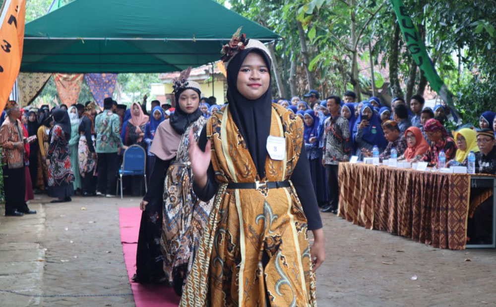 Peringati Hari Batik Nasional Pondok Pesantren Sumber Bungur Pamekasan