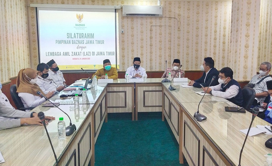 Didampingi Wakil Ketua II KH Ahsanul Haq (kiri) dan Wakil Ketua IV KH Husnul Khuluq, Ketua Baznas Jatim KH M Roziqi meberikan sambutan kepada perwakilan LAZ yang hadir, seperti LAZISNU, Lazismu, Nurul Hayat, Al Haromain, YDSF, BMH, Yatim Mandiri, dll.