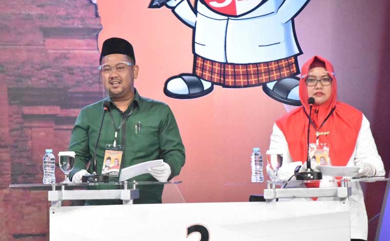 Gus Yani dan Bu Min saat debat publik Pilkada Gresik. foto: ist.