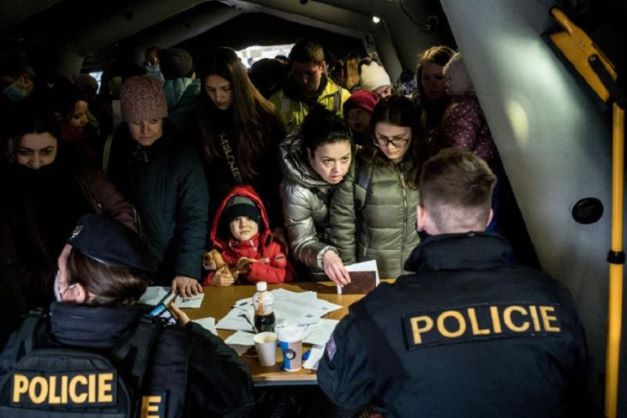 Para pengungsi Ukraina mengalami perlakukan tak menyenangkan yang dilakukan pria tak bertanggungjawab dengan modus menawarkan bantuan tempat tinggal. Foto: asia finacial/ sindonews.com