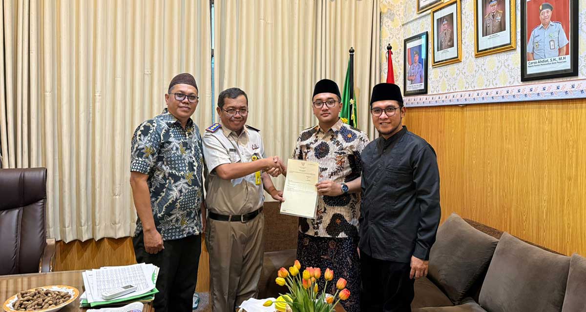 Penyerahan sertifikat tanah wakaf yang dilakukan Kantah Kota Pasuruan.