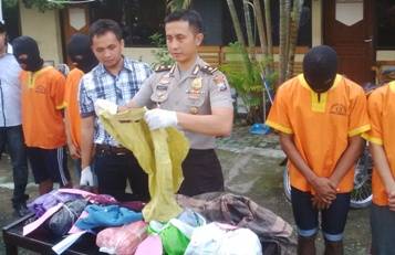 Kabag Ops Polres Lamongan, Kompol Mukti Arif didampingi KasatReskrim AKP Ponzi Indra beserta para pelaku dan barang-bukti. (ais/rvl)