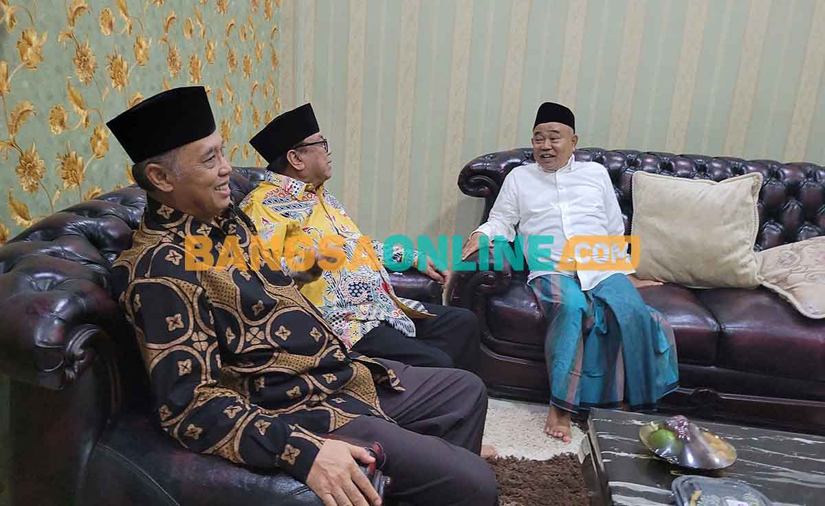 Prof Dr KH Asep Saifuddin Chalim, MA (kanan, baju putih), Oesman Sapta Odang (tengah) dan Dr KH As