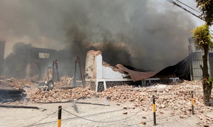 Asap yang membumbung dari gudang kasur di Sukorejo yang terbakar.