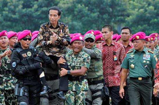 Presiden Joko Widodo digendong personel Brimob dan Marinir saat berkunjung ke Markas Korps Brimob di Jl Pasir Gunung Selatan, Cimanggis, Depok.