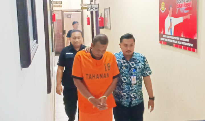 MT, tersangka pencabulan terhadap balita digelandang ke Mapolres Blitar Kota. foto: AKINA/ BANGSAONLINE