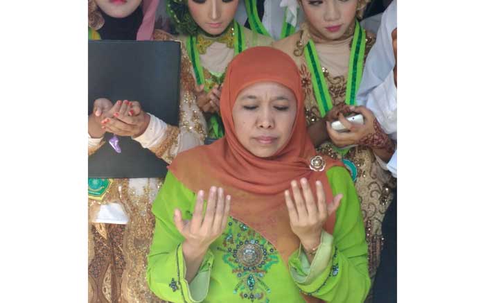 Mensos RI Khofifah Indar Parawansa mengikuti doa usai peletakan batu pertama gedung IBS di Desa  Lowayu, Dukun. foto: SYUHUD/ BANGSAONLINE
