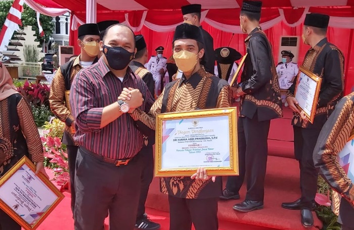 Kadispora Gresik Agustin H. Sinaga bersama Dhanang usai menerima penghargaan dari Gubernur Jatim. foto: SYUHUD/ BANGSAONLINE