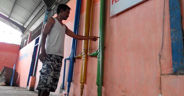 Suwarno, menunjukkan instalasi gas metan sebelum didistribusikan ke warga.  (Yudi eko Purnomo/BangsaOnline)