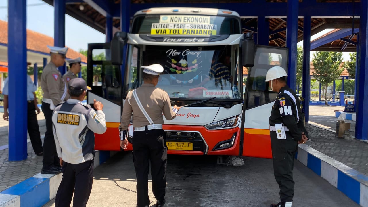 Satlantas Polres Kediri Gelar Rampcheck Kendaraan di Terminal Pare