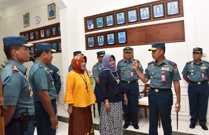 Pangkoarmada II saat mengunjungi salah satu kancab Jalasenastri Armada II.