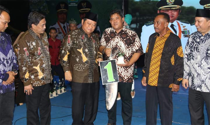 SELAMAT: Bupati Sidoarjo menyerahkan bandeng kawak kepada pemenang pertama lelang bandeng kawak yakni PT Minarak Brantas Gas, di Alun-alun Sidoarjo, Kamis (28/2) malam. foto: ist 