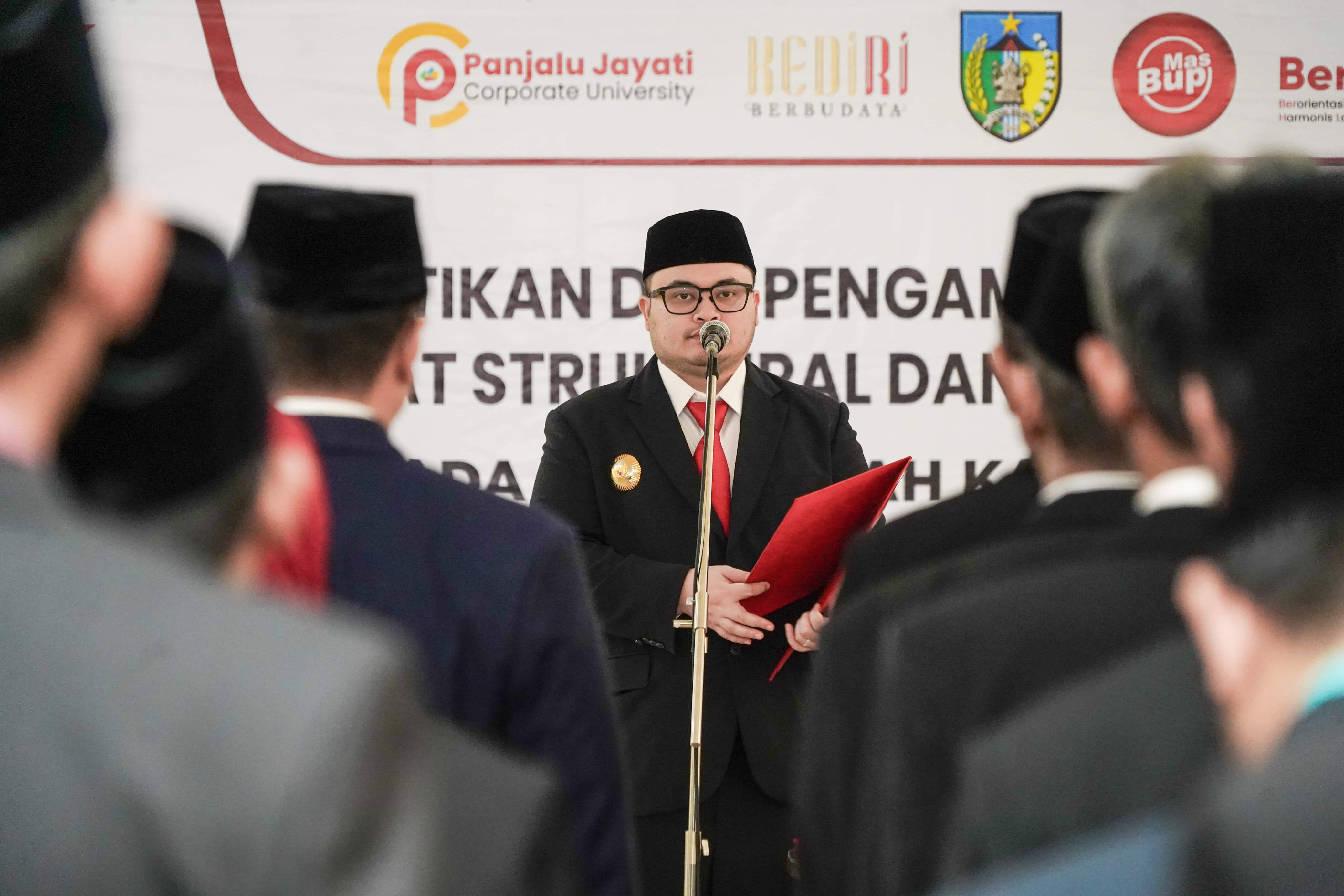 Bupati Kediri Hanindhito Himawan Pramana saat melantik beberapa pejabat di lingkungan Pemkab Kediri. (Ist). 
