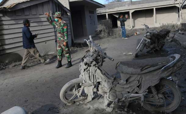 Tim gabungan menyisir kawasan yang terkena dampak awan panas erupsi Gunung Sinabung di Desa Gamber, Karo, Sumatra Utara, Minggu (22/5). 