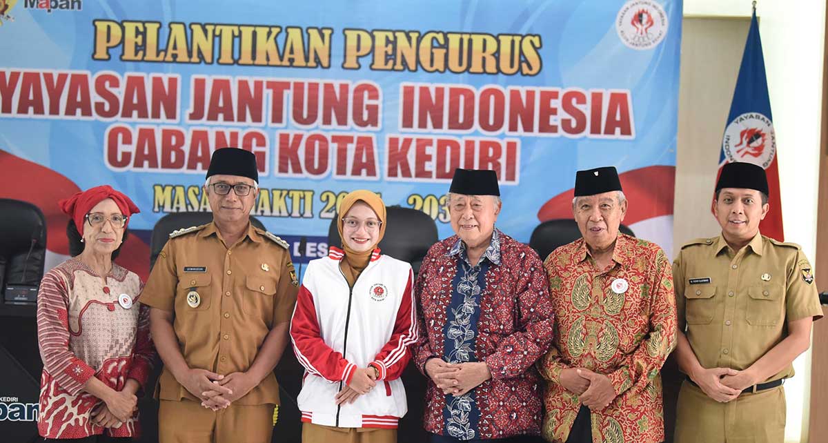 Wali Kota Kediri didampingi wakilnya bersama pengurus YJI Kota Kediri 2025-2030. Foto: Ist
