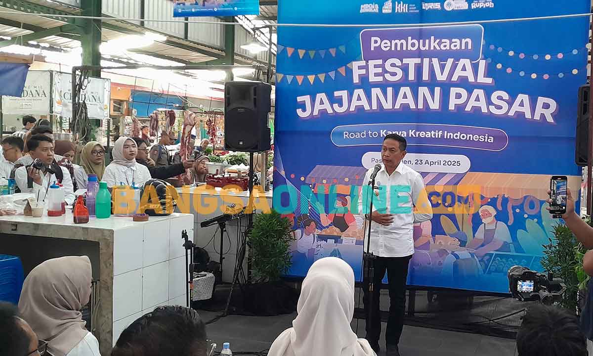 Wali Kota Malang saat membuka festival jajanan pasar. Foto: DADANG DWI TANTO/BANGSAONLINE