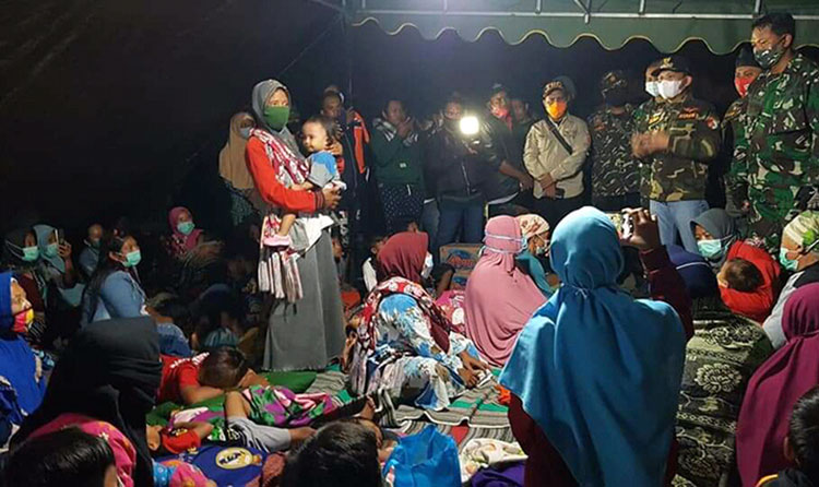Masyarakat Daerah Aliran Sungai (DAS) Semeru Dusun Bondeli Lor, Desa Sumberwuluh, Kecamatan Candipuro, Kabupaten Lumajang saat berada di tenda pengungsian. (foto: ist)