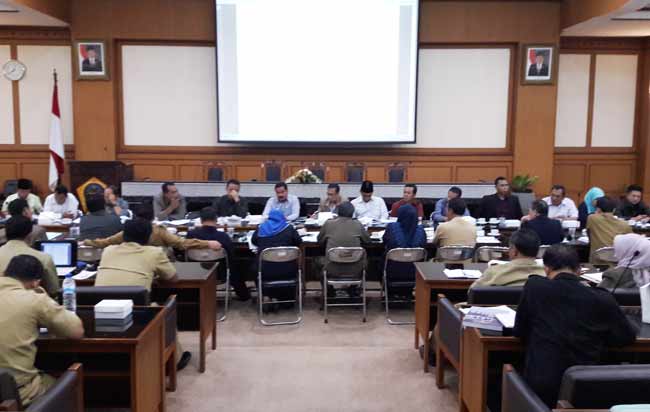 Pansus LKPJ Akhir Anggaran Tahun 2015 ketika rapat dengan SKPD. foto: syuhud/ BANGSAONLINE