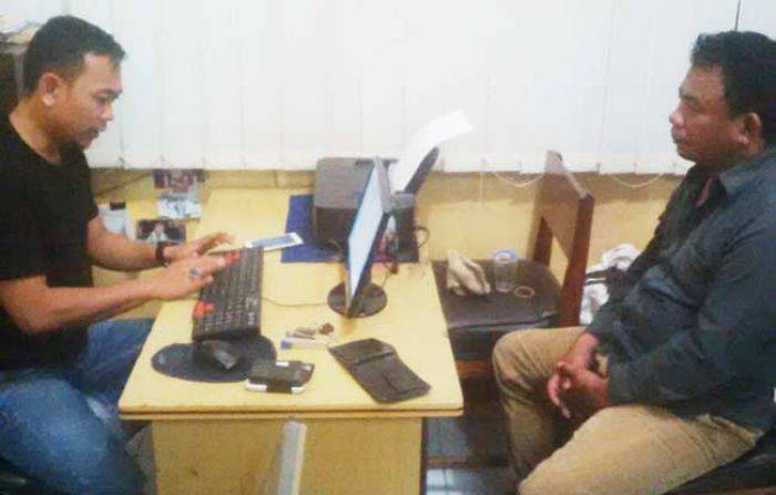Tersangka gendam saat diperiksa penyidik. (foto: haris/BANGSAONLINE)